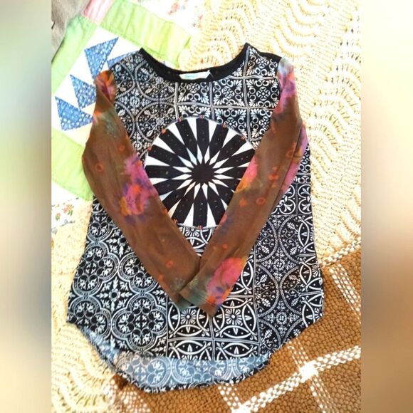 Desigula Sheer Abstract Blouse NWT 95.00 Size S - Picture 1 of 12